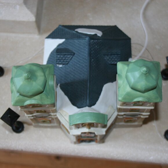 Christmas 1995 Lemax Dickensvale Porcelain Lighted House & Street Lamps - Picture 2 of 15